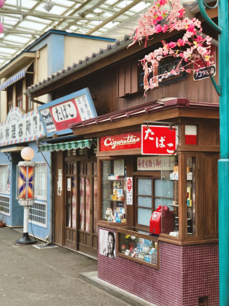 商店街に並ぶ小さなお店の店先